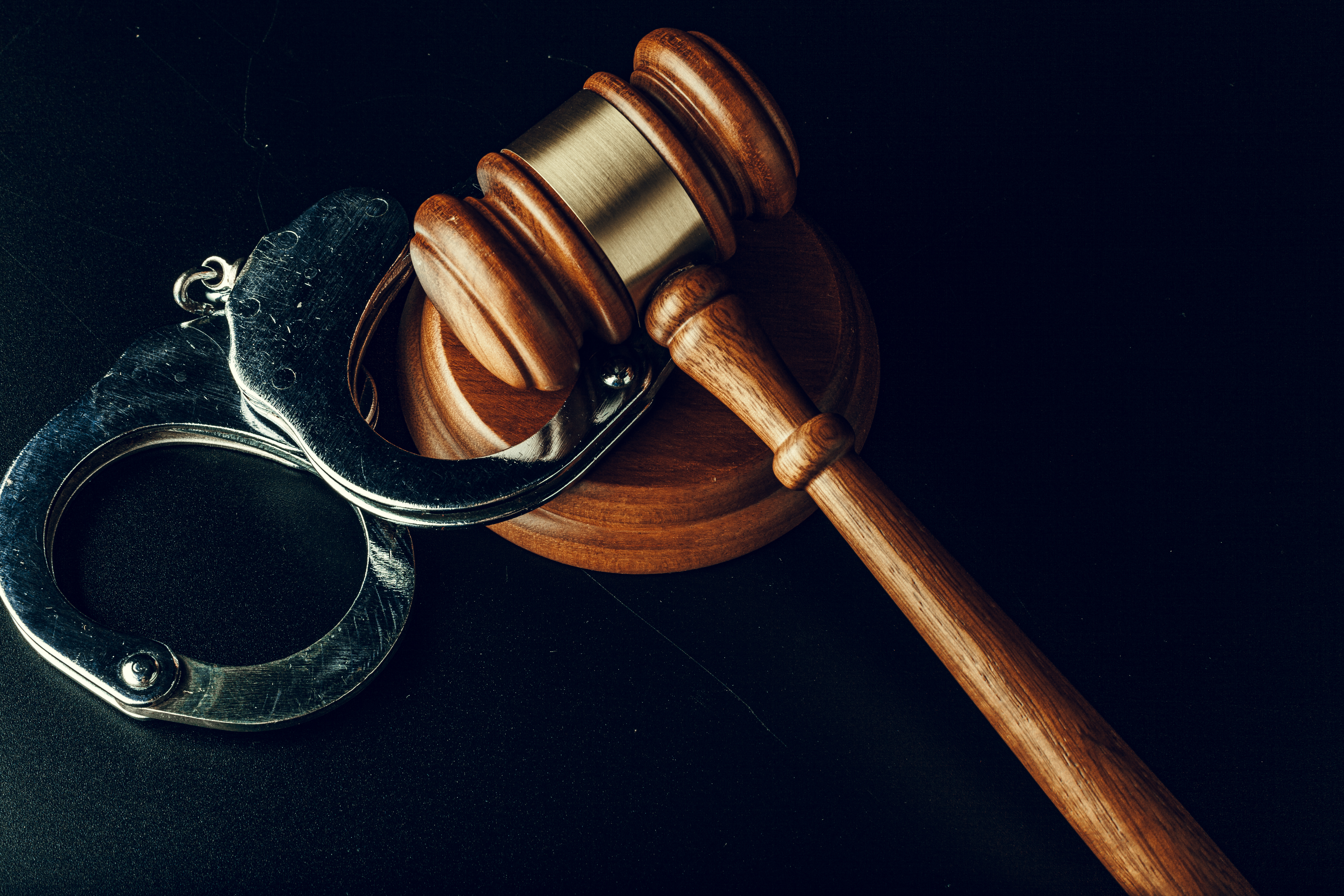 Gavel and handcuffs representing assault and battery defense Tampa legal cases
