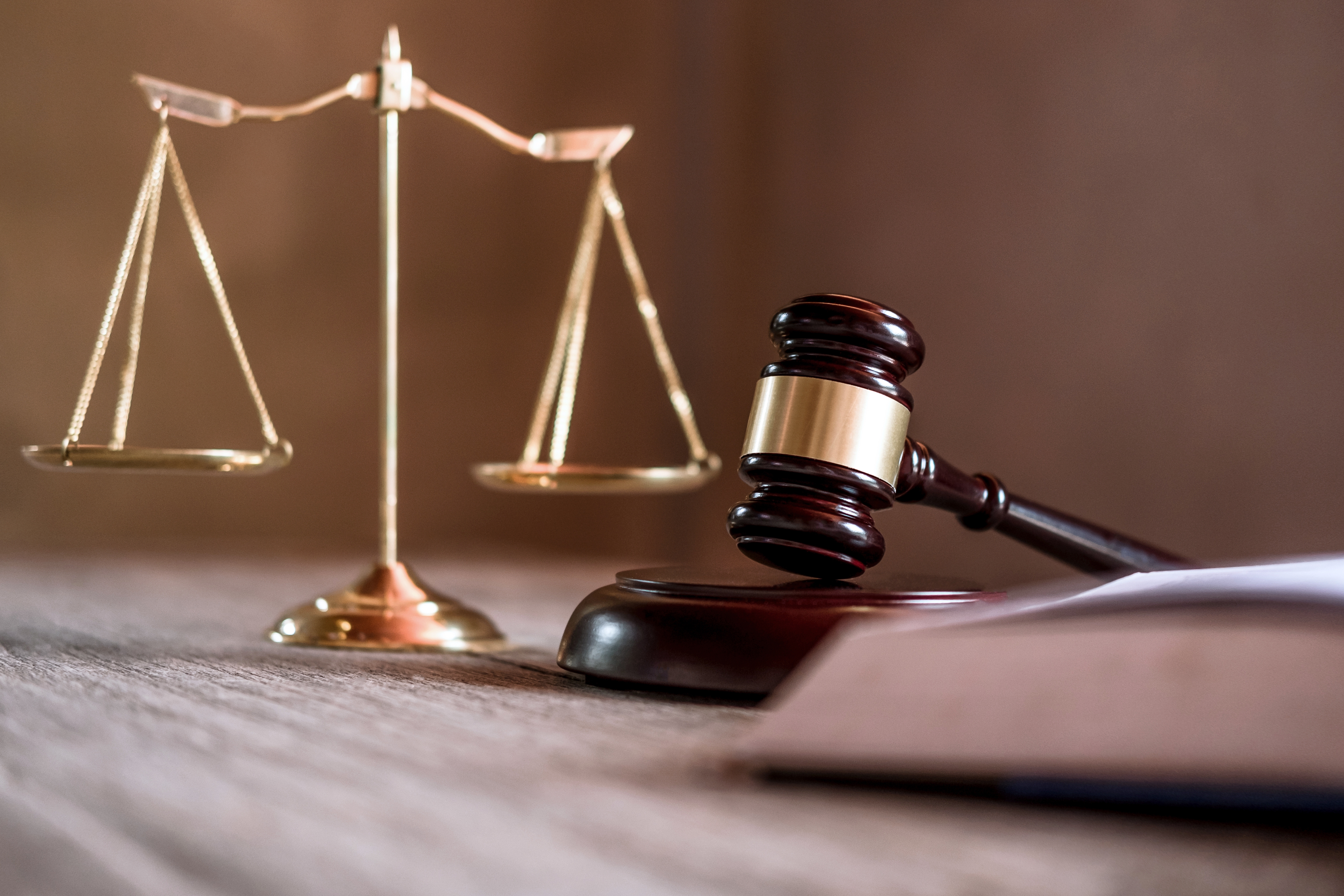 Scales of justice and gavel representing child support mistakes Florida parents face in court